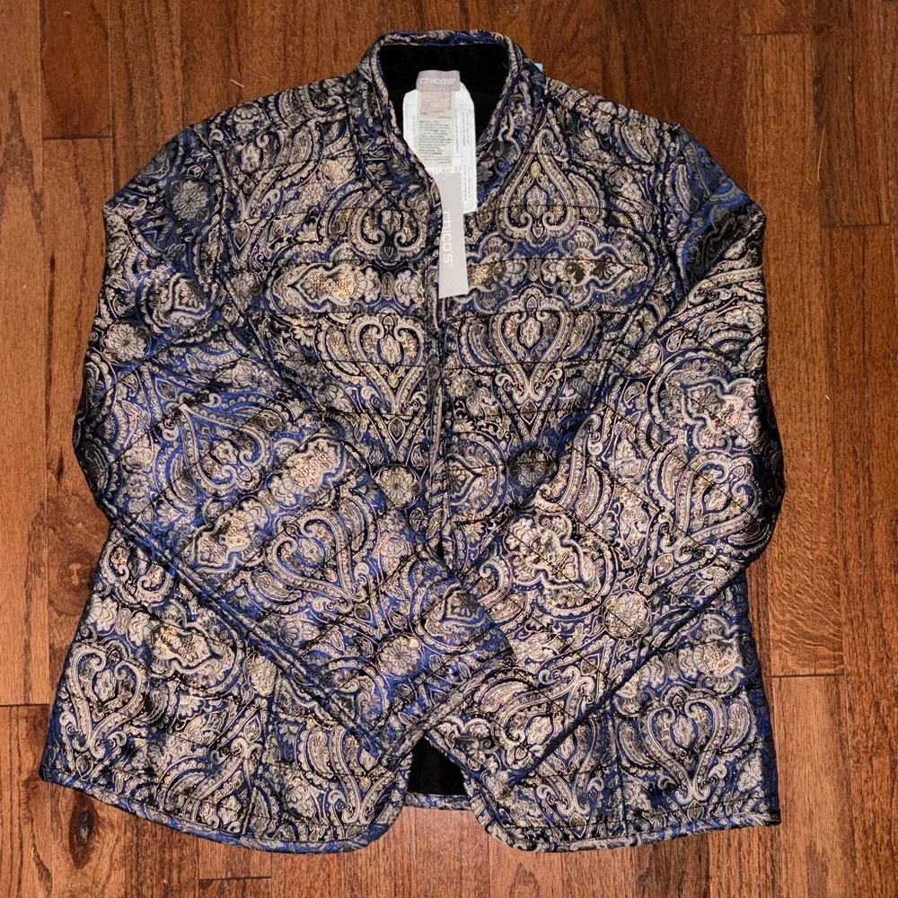 Chico's Blue & Gold/Black Reversible Quilted Shine Print Jacket Size 1 = 8 NWT - Picture 1 of 5